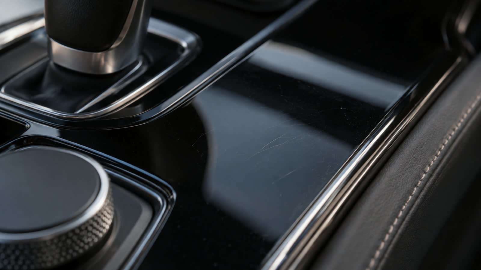 Marcas finas aparecem sob a luz em uma peça de black piano do console.